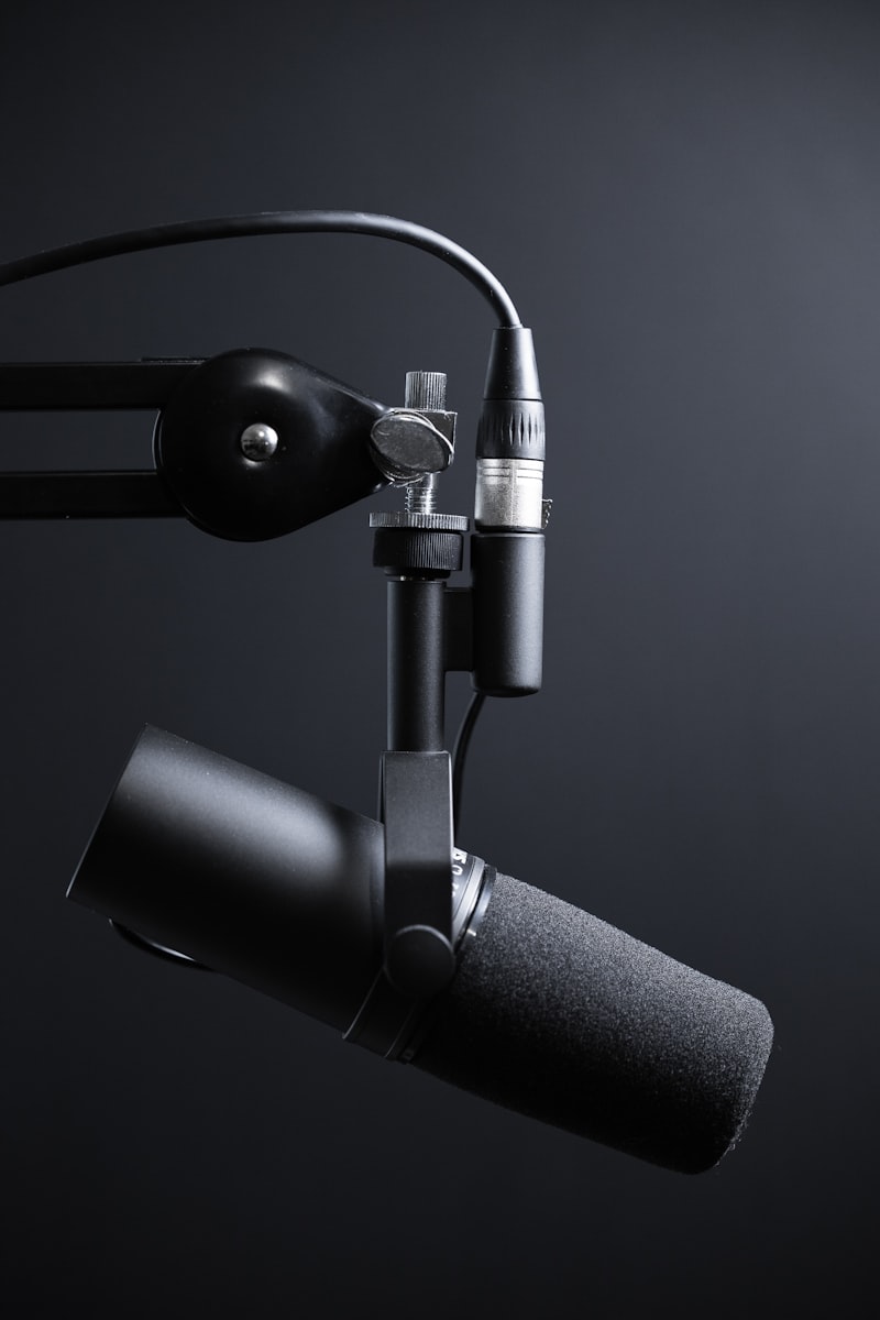Persona grabando un podcast profesional dentro de una cabina acústica Klenklam